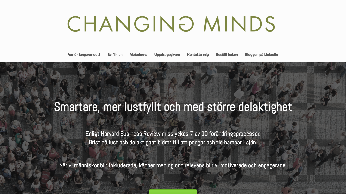 Gamla changingminds.se i datorn: stor logga, stockfoto med en folkmassa och centrerad text