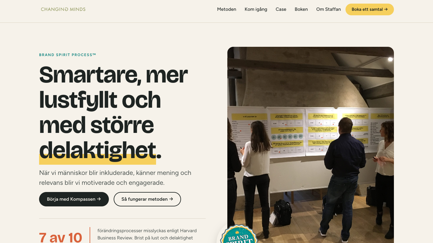 Nya changingminds.se i datorn: rubriken Smartare, mer lustfyllt och med större delaktighet bredvid ett foto från en workshop
